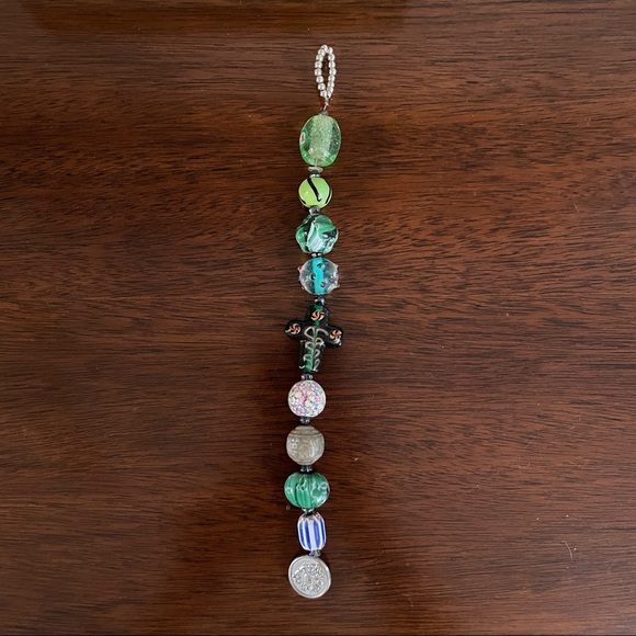 Beautiful glass beaded bracelet with cross accent in center. - Picture 2 of 6